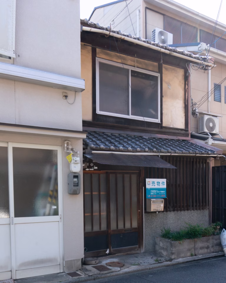 地下鉄烏丸線 五条駅 徒歩5分。京都市下京区富田町の町家